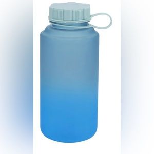 1 NEW Wild Sage 32 oz. Plastic Water Bottle with Lid in Blue Ombre